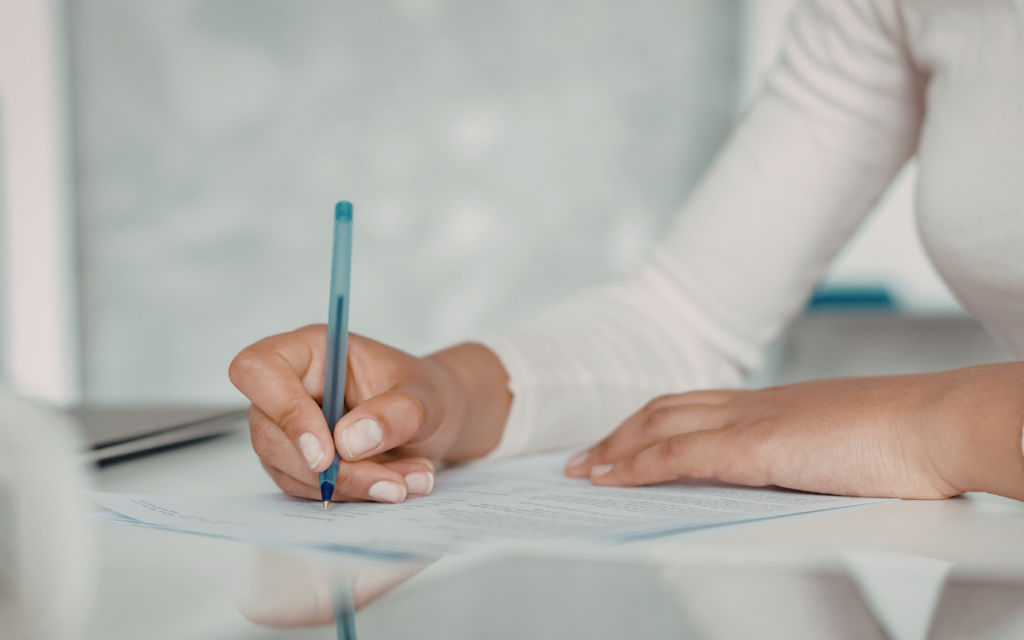 chica revisando documentación