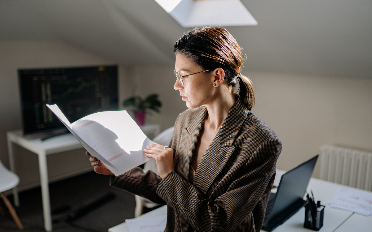 persona revisando papeles