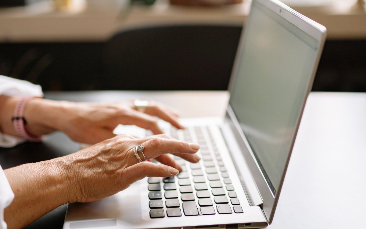 persona consultando a un abogado especialista en Seguridad Social