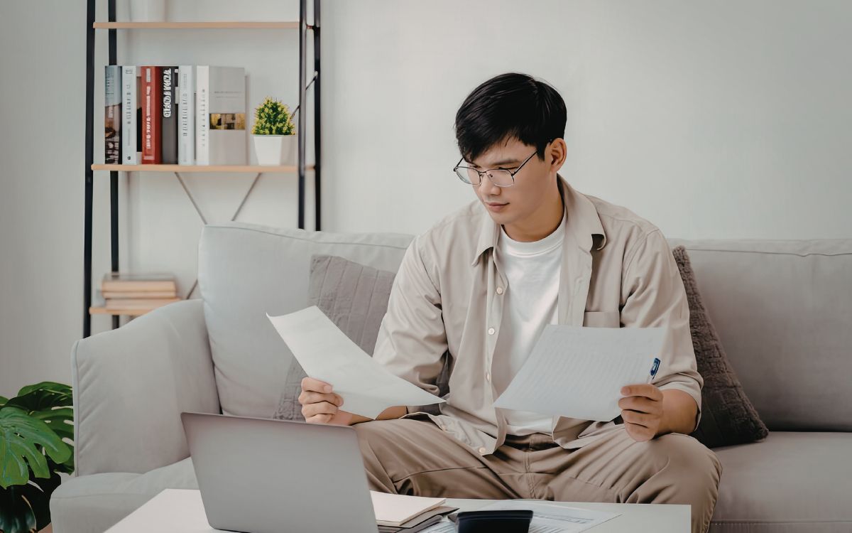 hombre mirando papeles de un abogado especialista en Seguridad Social
