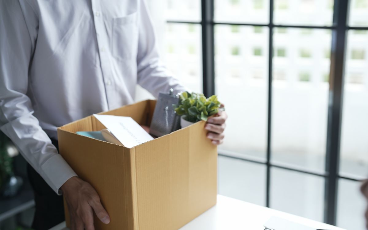 persona recoge sus cosas tras ser despedida