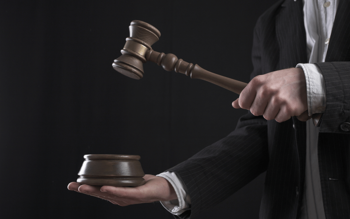 Abogado experto en derecho civil asesorando a un cliente