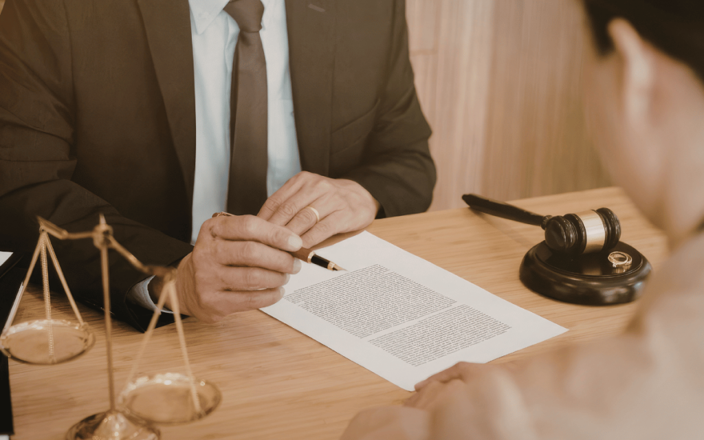 Abogado especializado en derecho laboral asesorando a un cliente