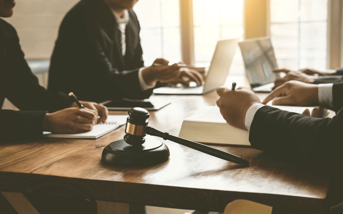 abogados tratando un accidente de trabajo