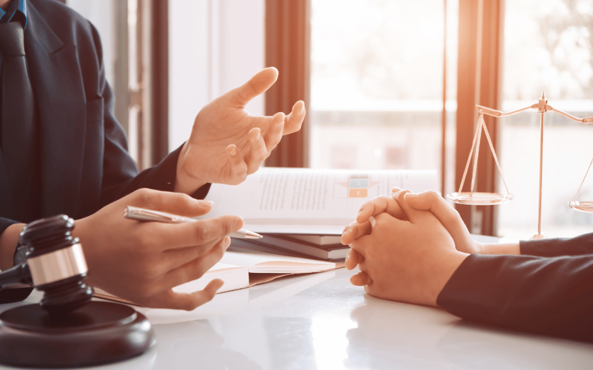 abogados tratando caso de incapacidad permanente