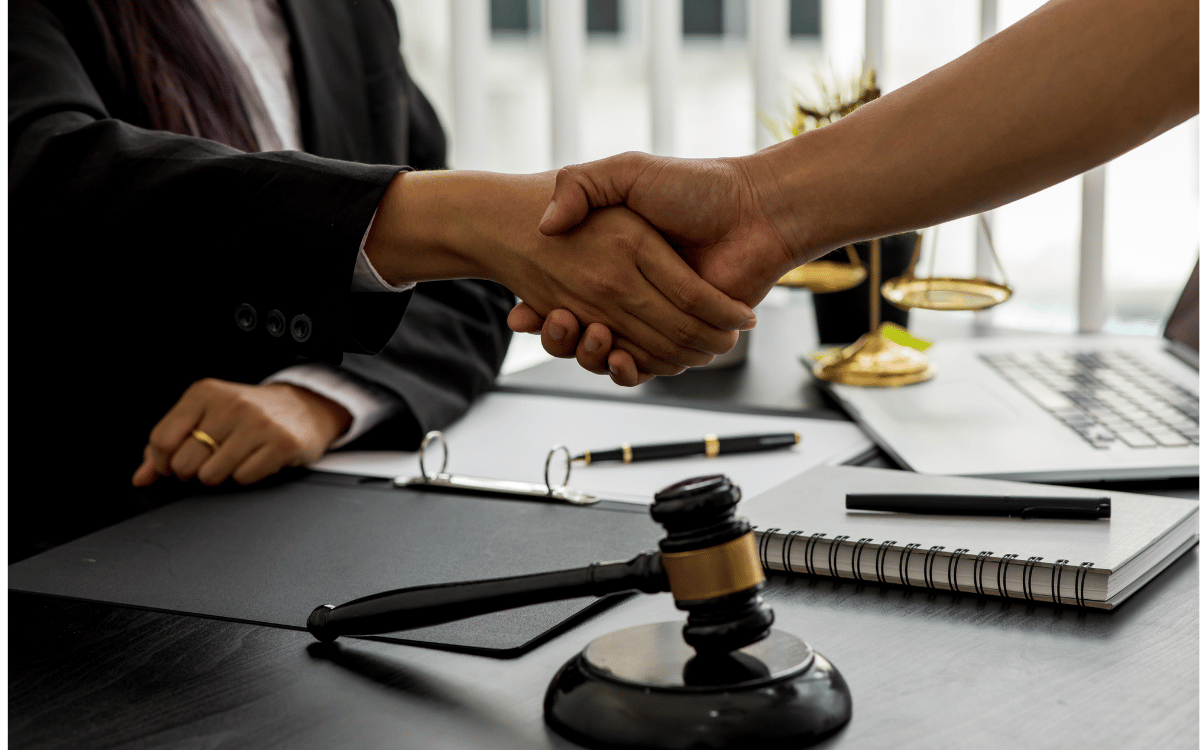 Abogado especializado en Seguridad Social durante una consulta