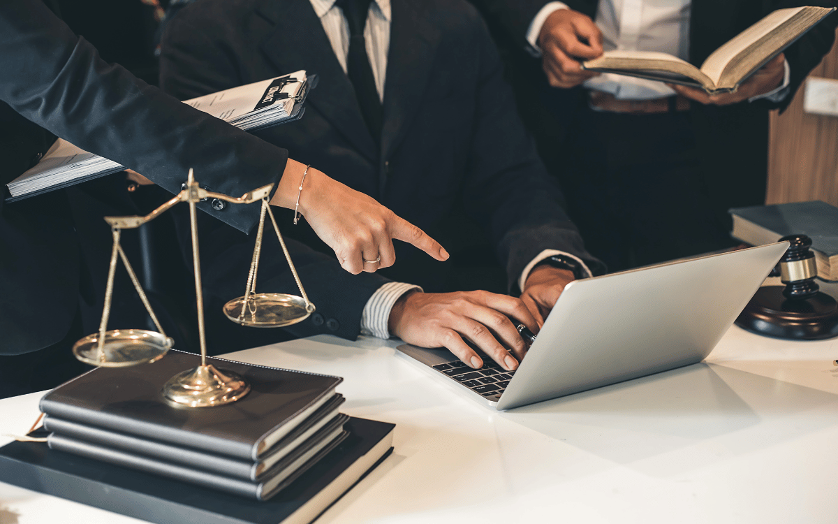 Abogado para la Seguridad Social asesorando a un cliente